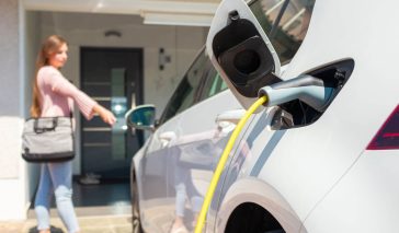 Ile kosztuje ładowanie samochodu elektrycznego w domu?